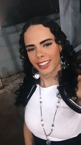 Novinha trans bem feminina e bem apertadinha  venha se deliciar amores 