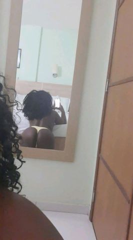 OLA AMORES estou aqui toda bronzeada pra vc vir saborear ,Sou uma morena de belas curvas, adoro fazer oral bem devagar ate ultima gotinha...
Tenho um belíssimo bumbum avantajado, pele macia e um belo rosto que não mostro por discrição. Atendimento liberal e sem decepção, sexo oral bem gostoso e com uma língua enlouquecedora.