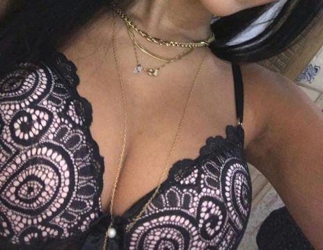 Morena dos cabelos longos e pretos bumbum grande e peitos naturais 